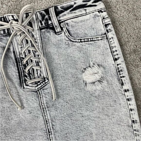 ALICE + OLIVIA NWT Raw-Edge Trim Mini Skirt
Washed Denim Size 24 (0) - Picture 8 of 14
